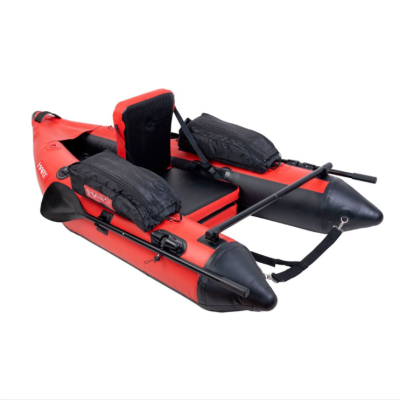 Bote insuflável vermelho e preto com assento e remos