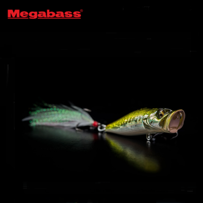 Isca de pesca com corpo verde, amarelo e prateado e penas na cauda, sobre fundo preto com logótipo Megabass