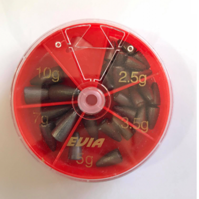 Prato plástico vermelho transparente com pesos de pesca metálicos e texto EVIA e valores em gramas.