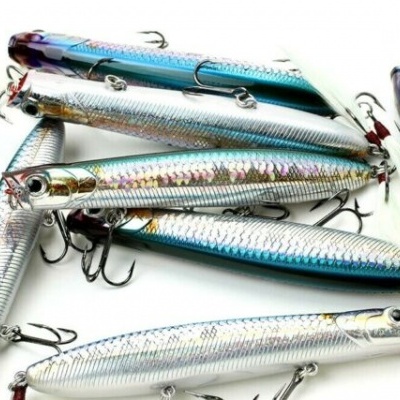 Iscos artificiais prateados e azuis com anzóis triplos