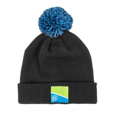 Gorro preto com pompom azul e etiqueta colorida na frente