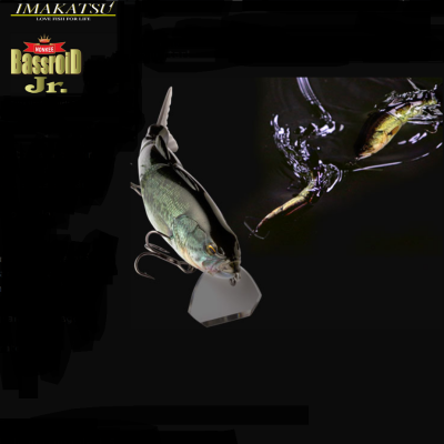 Isco de pesca articulado com corpo segmentado e anzóis, em fundo preto com texto do produto