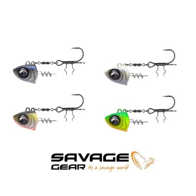 Quatro anzóis de pesca coloridos com cabeça em forma de peixe e logótipo Savage Gear