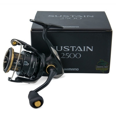 Carretel de pesca Shimano Sustain 2500 com caixa preta ao fundo