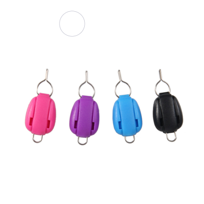 Quatro presilhas de cabelo coloridas sobre fundo branco