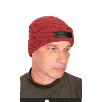 Gorro vermelho de malha com etiqueta preta usado por homem