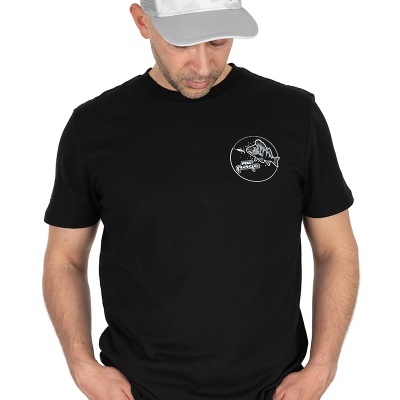 Homem com t-shirt preta e boné branco com rede cinzenta