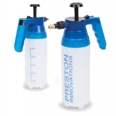 Dois pulverizadores manuais brancos e azuis com texto Preston Innovations.