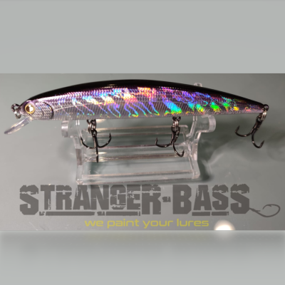 Isca de pesca holográfica com três anzóis sobre suporte transparente