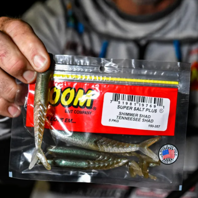 embalagem de iscas artificiais para pesca com etiqueta vermelha e selo americano