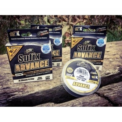 Embalagens do fio de pesca Sufix Advance sobre madeira ao ar livre