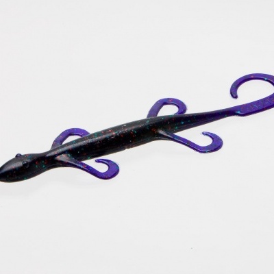 Isca artificial preta com detalhes roxos em fundo branco