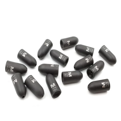 Tampas pretas em plástico com letras e números brancos, sobre fundo branco.