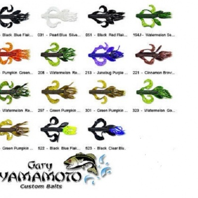 Isacas artificiais de pesca coloridas da marca Gary Yamamoto sobre fundo branco