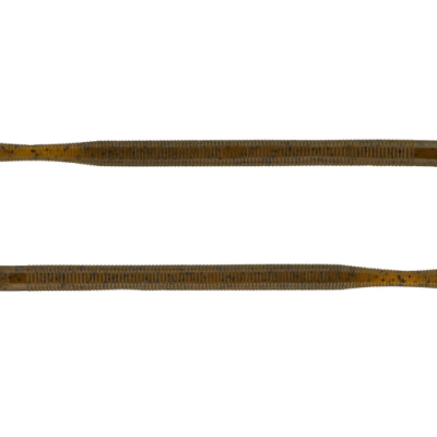 Dois anzóis artificiais castanhos com pontos pretos e textura estriada sobre fundo branco