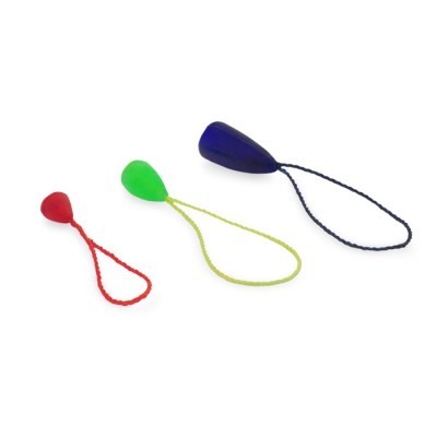 Três puxadores de zíper coloridos sobre fundo branco.