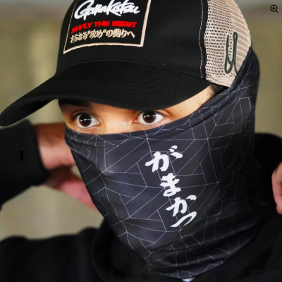 Boné preto e bege com texto e protector de rosto preto com padrões e caracteres japoneses