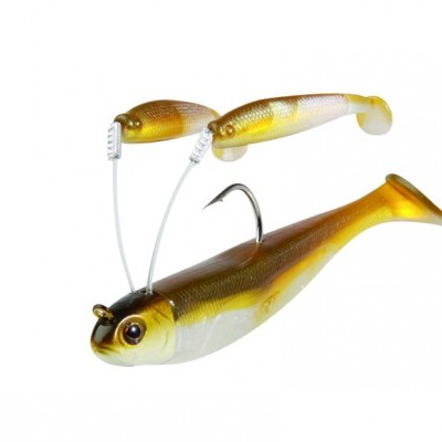 Iscas artificiais de pesca amarelas e brancas com anzóis sobre fundo branco