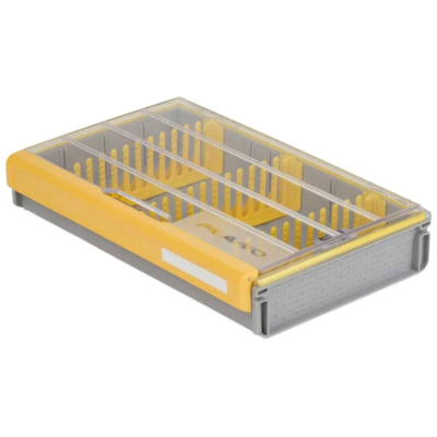 Caixa organizadora de plástico cinza com tampa transparente e estrutura amarela