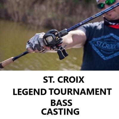 Cana de pesca St. Croix Legend Tournament Bass Casting com carreto, segurada por mão com luva, fundo de água e vegetação.