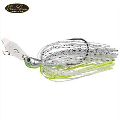 Isca de pesca spinnerbait prateada com saia colorida e anzol