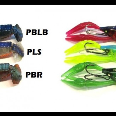 Seis iscas de pesca coloridas com anzóis, em branco com letras pretas ao lado