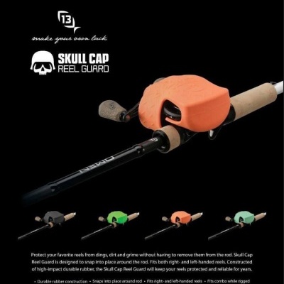 Proteção para carretos de pesca Skull Cap Reel Guard em várias cores exibida com uma vara de pesca