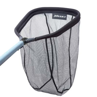 Rede retangular preta para pesca com armação preta e cabo azul claro com etiqueta YASEI