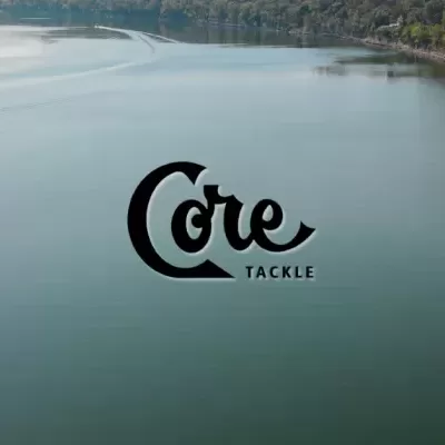 Corpo de água com barco em movimento e texto 'Core TACKLE' no centro