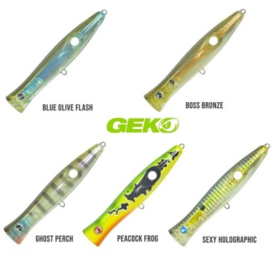 Cinco iscos de pesca GEKO com diferentes cores e padrões em fundo branco