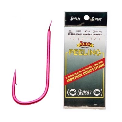 Anzol de pesca rosa ao lado de embalagem com 8 anzóis Sensas Feeling