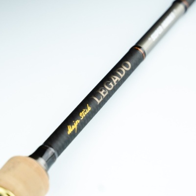 Cana de pesca preta com pega de cortiça e texto LEGADO