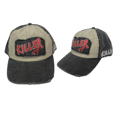 Dois bonés cinza e bege com patch frontal e texto KILLER