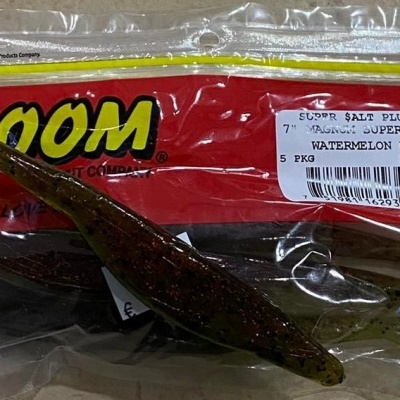 Embalagem transparente com isca artificial para pesca da marca ZOOM em amarelo e preto, isca em verde e castanho com pontos vermelhos e selo da bandeira dos EUA.
