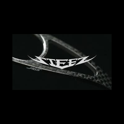 Bastão de ténis cinza escuro com textura quadriculada e texto estilizado 'STEEL'