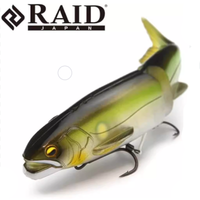 Isca artificial em forma de peixe verde e amarelo com anzóis, logo RAID JAPAN ao fundo