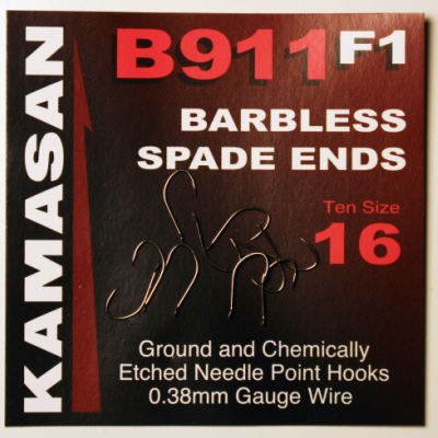 Embalagem preta e vermelha de anzóis Kamasan B911 F1 tamanho 16 com anzóis em arame de calibre 0.38mm.