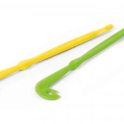 Duas ferramentas de plástico amarelo e verde com ganchos e pontas cortantes