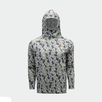 Camisola com capuz camuflada em tons verdes, cinza e preto.