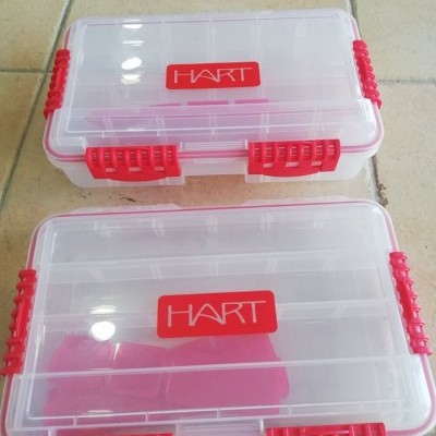 Duas caixas plásticas transparentes com fechos vermelhos e etiqueta HART