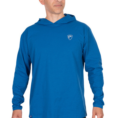 Homem com camisola azul de manga comprida com capuz e calças pretas num fundo branco