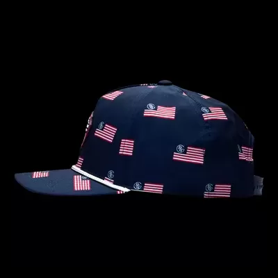 Boné azul escuro com padrão de bandeiras americanas estilizadas