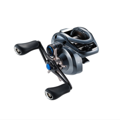 Carreto de pesca baitcasting cinza e preto com detalhes azuis sobre fundo branco