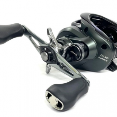 Carreto de pesca cinza metálico com manípulos pretos