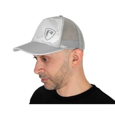 Boné cinza com padrão camuflado e rede de malha atrás