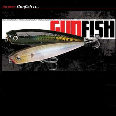 Dois iscos artificiais para pesca tipo lápis, um preto e verde e outro transparente bege, com anzóis, sobre fundo preto com texto gunFISH.