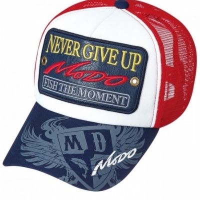 Boné de rede azul, branco e vermelho com texto e gráficos no frontal e na pala