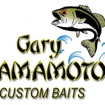 Logotipo com peixe a saltar e texto Gary YAMAMOTO CUSTOM BAITS