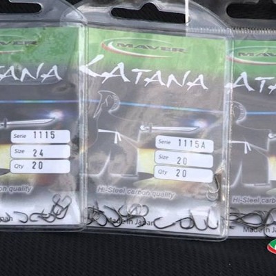 Pacotes com anzóis pretos marca Katana em tamanhos variados