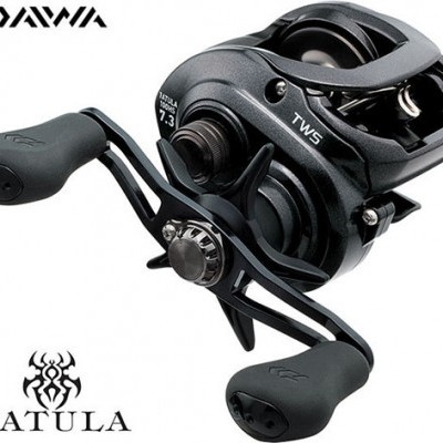 Carretel de pesca preto DAWIA modelo TATULA com manivela dupla e texto 7.3